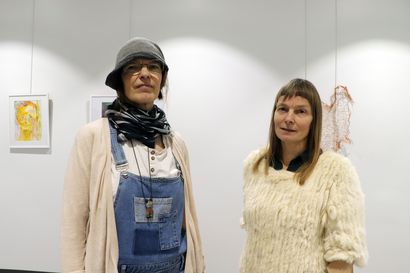 Vuoropuhelusta valoa kaamokseen – Pudasjärveltä kotoisin olevat siskokset toivat yhteisnäyttelyn Taidekamariin