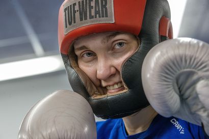 Oululainen Krista Kovalainen antaa nyrkkiensä puhua Saksan Kölnissä – maanantaina hakusessa on kansainvälisen turnauksen finaalipaikka