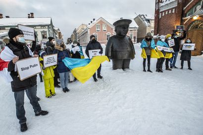 Ukrainan sodan vastaiseen mielenosoitukseen osallistunut arviolta 1 500 ihmistä Helsingissä – Oulussakin järjestettiin mielenosoitus, kaupungit valaisevat kohteita Ukrainan värein