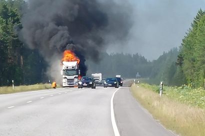 Täysperävaunurekka paloi Nelostiellä Tyrnävän kohdalla – palo haittasi liikennettä 11 tunnin ajan