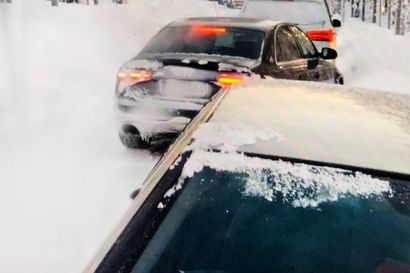 Parikymmentä autoa penkkaan Riisitunturille johtavalta tieltä lyhyessä ajassa – "Varmastikin Etelä-Suomesta tulee paljon porukkaa, joka ei ole tottunut ajamaan talvikeleissä"