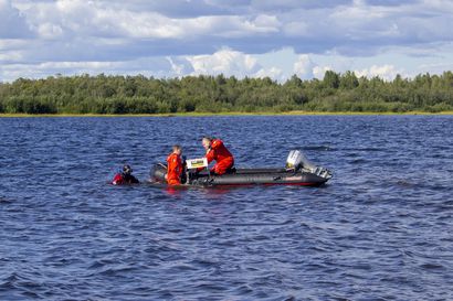 Merestä löytyi veneellinen akkuja - Poliisi epäilee akkujen olevan varastettu Ruotsin puolelta
