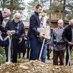 Pitkän matkan tehneet saamelaisvainajien jäänteet pääsivät takaisin haudan lepoon – Inarissa ja Utsjoella järjestetyt uudelleen hautaukset toivat vanhat vääryydet näkyviin