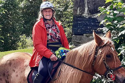 "Aina on ollut mukavaa nousta hevosen selkään ja lähteä jatkamaan matkaa" – 71-vuotias Ritva Lampinen ratsastaa Hangosta Nuorgamiin