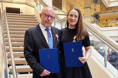 Pitkän linjan kunnallisvaikuttajat Liisa Ansala ja Pertti Keränen palkittiin kuntaliiton kultaisella kunniamerkillä