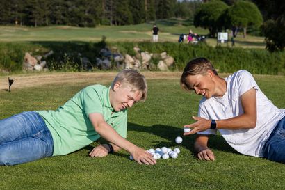17-vuotiaat oululaiset Aatu Maikkola ja Olli Niinimäki noukkivat jorpakoista käytettyjä golfpalloja ja myyvät niitä eteenpäin – kuukausitienestit nelinumeroisia