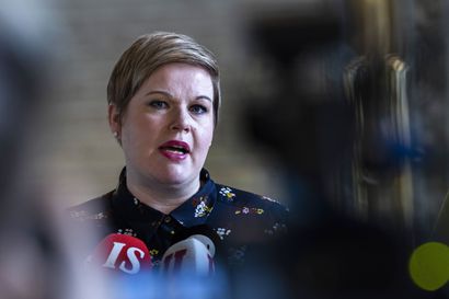 Keskustan Annika Saarikko kiisti, että oppositio tekisi välikysymyksen itselleen: "Olemme huolissamme jokaisen suomalaisen oikeuksista peruspalveluihin"