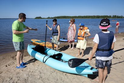 Kolmekymppiset rantapojat pakkaavat pakun täyteen sup-lautoja, kanootin ja pelejä, ja lähtevät kiertämään Iin uimarantoja – Tässä ovat heidän vinkkinsä uimaretken kohteeksi