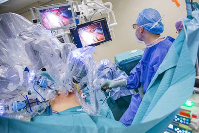 Yhä useampi naistentautien leikkauspotilas hoidetaan OYSissa robotin avulla