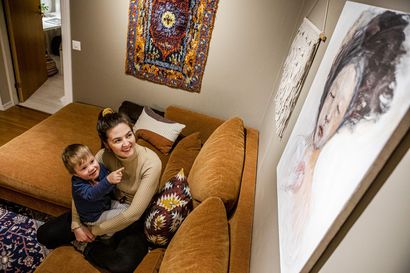 Taidetta koteihin: Sanna Haimilan herkkä maalaus herättelee nyt ajatuksia ja keskustelua Malla Alatalon olohuoneessa