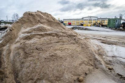 Kotitalouksille ilmaista hiekoitushiekkaa varikoilta Vihannissa ja Raahessa