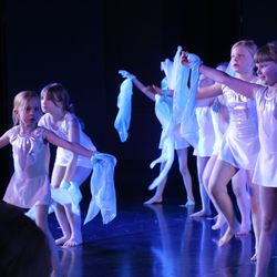 Katso 40 tunnelmakuvaa: Yli sata tanssikoululaista lavalla Haapavedellä