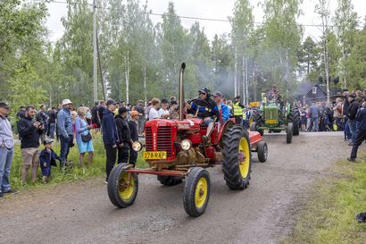 Katso kuvagalleria:  Makupaloja Oulaisten Weteraanikonepäivien traktorikentältä ja tapahtuma-alueelta