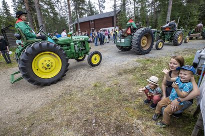 "Äiti, tämä traktorijonohan kestää iltaan asti", ihmetteli Topi Waltakunnallisilla Weteraanikonepäivillä Oulaisissa lauantaina
