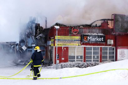 Suuret savupilvet nousivat kauppakeskuksen raunioista: katso video ja kuvat Saariselän palopaikalta