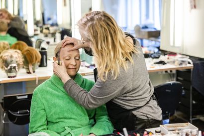 Maskeeraus ja puvustus loihtivat naisista miehiä ja ihmisistä poroja – Rovaniemen teatterin taustatiimi muuttaa näyttelijän hahmosta toiseen sekunneissa