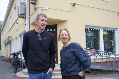 Jussi Vatanen ja Alma Pöysti matkustivat Ouluun, koska Aki Kaurismäki ei suostu lentämään – Suomen Oscar-ehdokasta mainostetaan poikkeuksellisella kiertueella