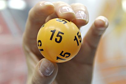 Raahelainen lottoaja mukana jakamassa porukalle mennyttä 1,2 miljoonan päävoittoa