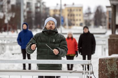 Kaarlenväylän silta soi kuin instrumentti rumpali Tatu Rönkön käsissä – Katso video Oulun konsertista