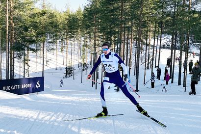 Niko Anttolalla kultainen avaus Euroopan nuorten talviolympiafestivaaleilla – sauvarikkokaan ei haitannut Visa Ski Team Kemin hiihtäjän hurjaa menoa