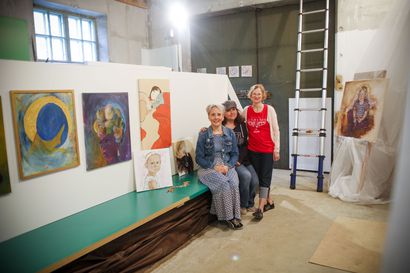 Taidetta vanhassa korjaamossa – kemiläiset naiset löysivät mielenkiintoisen paikan taidenäyttelylleen