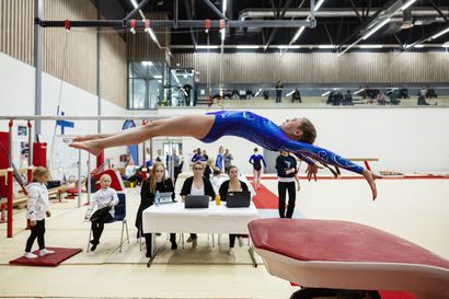 Nuoremmat hakevat nousua korkeampaan luokkaan, vanhemmat MM-paikkaa – Ouluhallilla nähdään viikonloppuna tositoimissa yli 230 telinevoimistelijaa