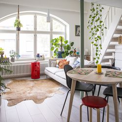 Oululainen Pinja Vähäkangas on tehnyt alle 30 neliön asunnostaan kaksion oloisen retrokodin tilaa säästävillä ratkaisuilla