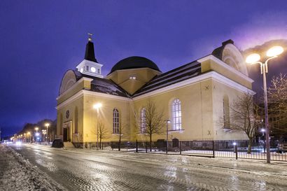 Oulun tuomiokirkkoa remontoidaan kattavasti seuraavan kolmen vuoden ajan – 1980-luvulla korjattu julkisivurappaus uudistetaan