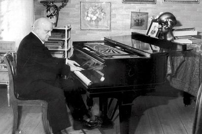 80 vuotta Finlandiaa Koskenniemen sanoin – mutta lainasiko Jean Sibelius hymninsä alun suoraan Emil Genetziltä?