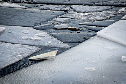 Oulun kaupunki varoittaa: Oulujoen jäälle ei kannata nyt mennä, jää on poikkeuksellisen heikko