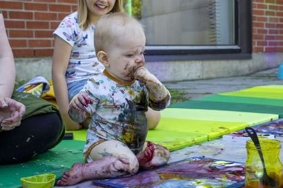 Vauvojen värikylvyssä kaikki aistit ovat käytössä - tärkeintä on kiireetön yhdessäolo ja vuorovaikutus