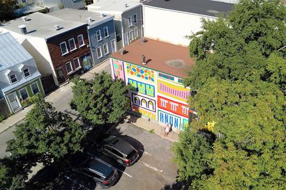 Kanadalainen Ilana Pichon maalaa muraalin Tuiraan, ja sitä ennen hän tutustuu kaupunginosaan ja sen asukkaisiin