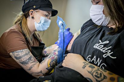 Korona lisäsi rovaniemeläisen tatuointitaiteilijan Kerttu Kunnarin asiakasmäärää, sillä vaikeina aikoina ihmiset haluavat elämäänsä jotain muuttumatonta – "Tatuointihan on aika lailla pysyvin asia, mitä voi olla"