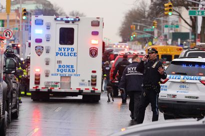 New Yorkissa joukkoampuminen metroasemalla, ainakin 16 sai vammoja – tapahtunutta ei tutkita terrorina