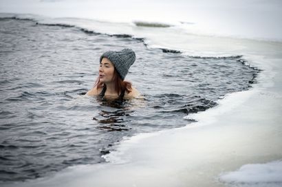 Veera Tikkinen teki ison elämäntaparemontin ja jäi samalla koukkuun talviuintiin – Mutta miksi kylmä vesi tuntuu niin hyvältä?