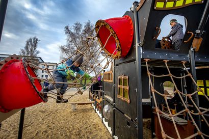 Merirosvolaiva ja trampoliinit vetävät lapsia Raahen uuteen täyden kympin leikkipuistoon