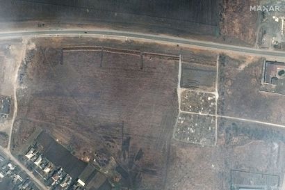 Satelliittikuvissa epäillään näkyvän joukkohautoja Mariupolin lähistöllä – arvioiden mukaan haudoissa jopa 9 000 siviilin ruumiit