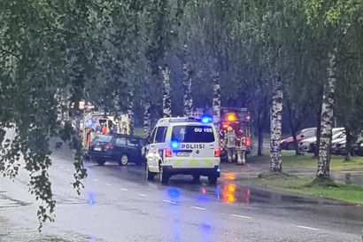 Henkilöauto törmäsi puuhun Oulun Pyykösjärvellä – yksi vietiin jatkohoitoon