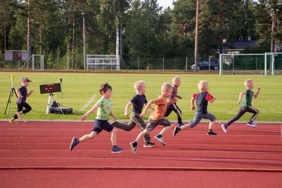 Nappulakisat Suojalinnalla maanantaisin – näin juoksu kulki ja pallo lensi seurakisoissa