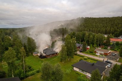 Omakotitalo paloi Ounasvaaran pientaloalueella Rovaniemellä – liekit löivät ulos ikkunoista