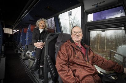 Kempeleläinen Esko Ollikainen rakentaa bussista asuntoauton ja mukana matkassa on kaksossisar Eine Hämäläinen – "Kesällä kurvataan Tangomarkkinoille"