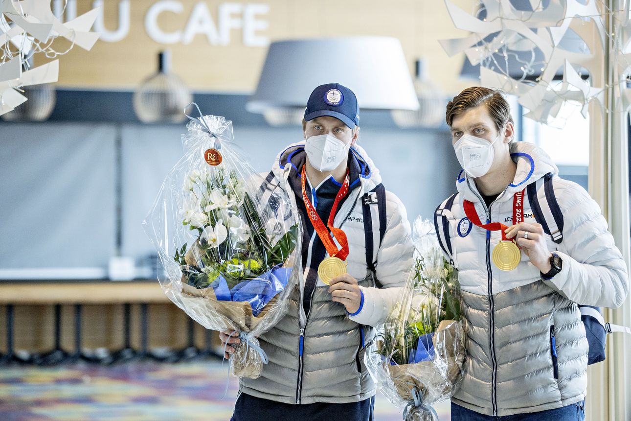 Olympiasankarit tulivat kotiin! Katso videolta tunnelmia lentokentältä, kun Atte Ohtamaa ja Saku Mäenalanen saapuivat Ouluun