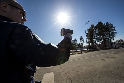 17-vuotias jäi poliisin haaviin Pohjantiellä, ajoi silti heti tuntia myöhemmin hurjaa ylinopeutta – Oulun poliisin tehotarkkailussa kymmeniä ajokieltoon