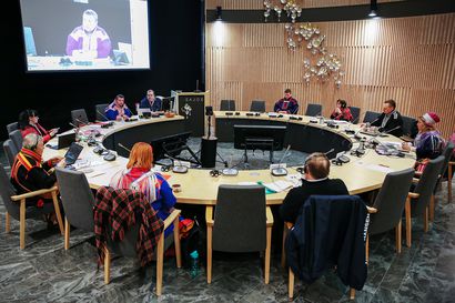 Yllätys saamelaiskäräjien kokouksessa: saamelaiskäräjälain uudistuksen vastustajiin kuulunut Anu Avaskari asettui tukemaan lakiuudistusta, esittää muutosta kuntakiintiöihin