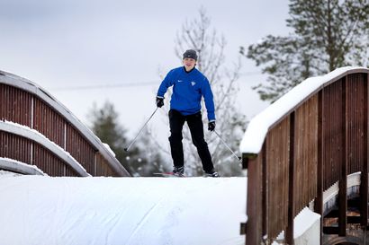 MM-pronssia voittanut jääkiekkoilija Petteri Puhakka lomailee tutuissa maisemissa Pyhäjoella