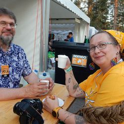 Kahen Kahavit: Missä raossa Haapavesi Folkien luottokuvaajat, Ari ja Maija, juovat kahvit?
