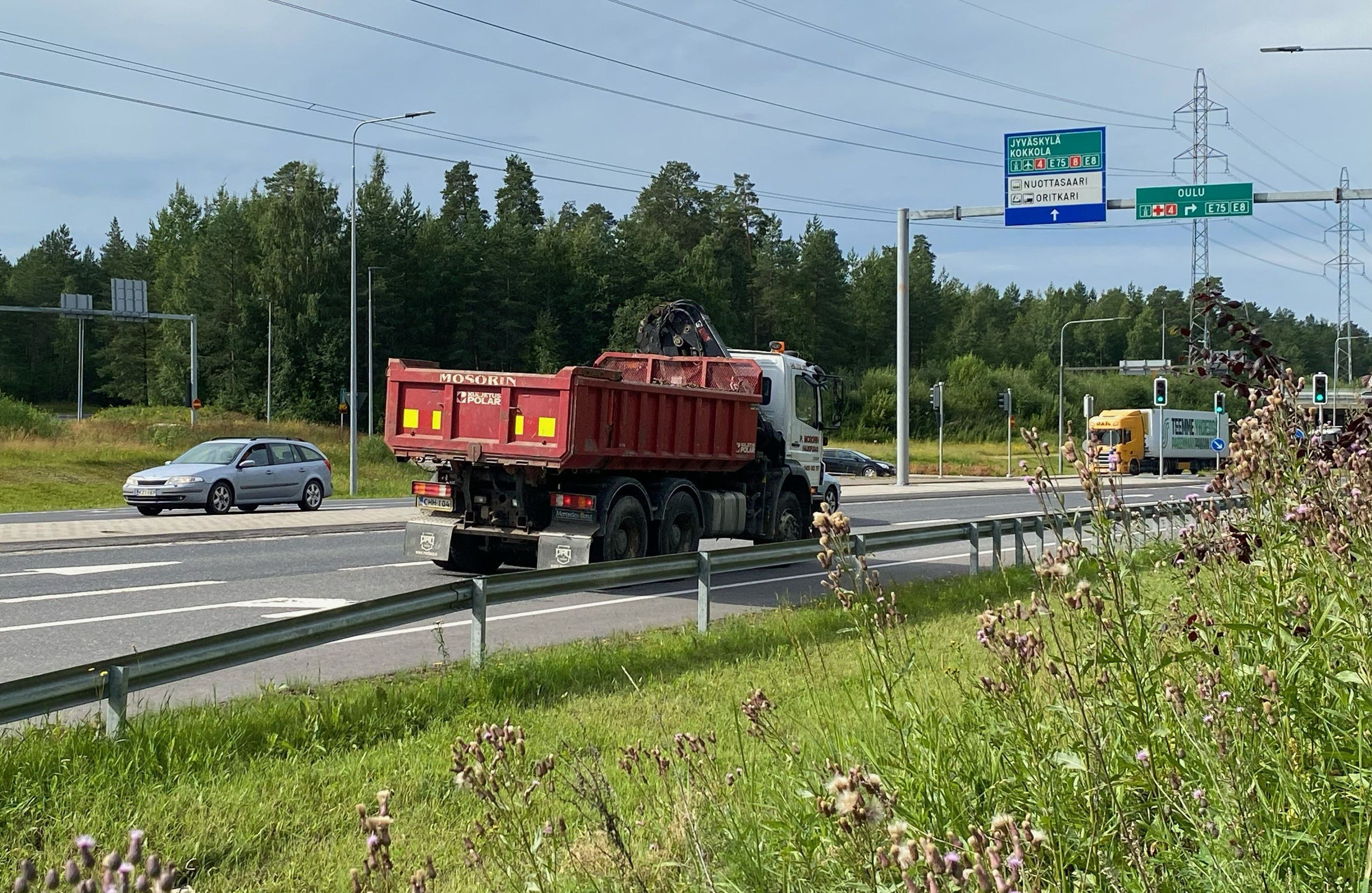 Oulun seudun kunnat esittävät Poikkimaantien parantamista hallitukselle. Valtiovarainministeri Annika Saarikko kertoi viime viikolla, että tien parantamisen toteutuminen riippuu Stora Enson investoinnin toteutumisesta.