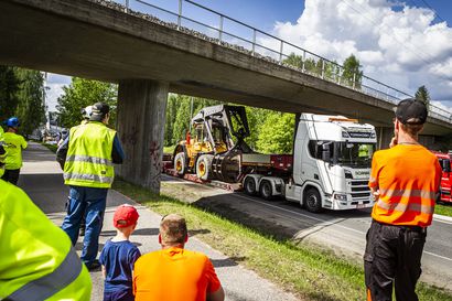 Raskas ajoneuvo jäi jumiin Rovaniemellä rautatiesillan alikulkuun useaksi tunniksi– Tilanne aiheutti haittaa liikenteelle pitkälle iltapäivään