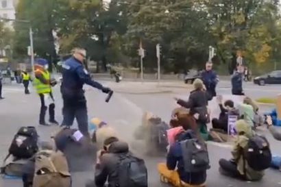 Poliisin kaasusumutteen käyttö Helsingissä katua tukkineisiin istuviin mielenosoittajiin kuohuttaa – ministeri Ohisalo saanut alustavan selvityksen voimankäytöstä