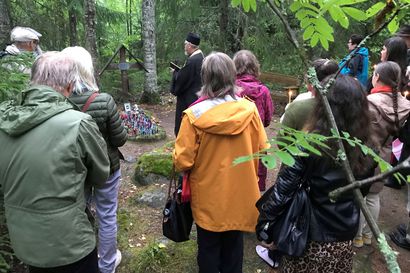 Miki Liukkonen oli poissa Pentti Saarikosken haudalta luostarin hautausmaalla – kirjailijan piti puhua muistoseminaarissa julkisuuden kiroista